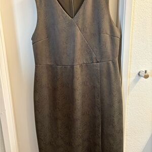 Chic Sleeveless Midi Dress in Gray